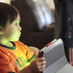 Un niño usando una tableta en casa.