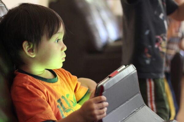 Un niño usando una tableta en casa.